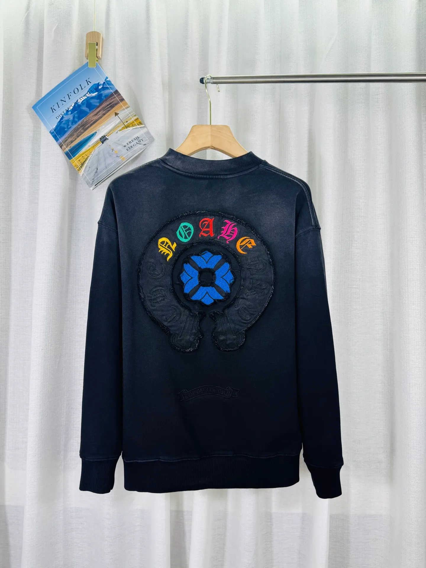 P270 top version, real shot without P, ​​different from market currency) 𝗖𝗵𝗿𝗼𝗺𝗲 𝗛𝗲𝗮𝗿𝘁𝘀/Cro Heart 2025 washed patch embroidery autumn and winter new original single counter American laser burnt 3D three-dimensional color embroidered couple casual sweatshirt 👑The highest version! Customized fabric 430g tripe terry fabric! American acid-washed and distressed original fabric laser burnt ✟appliqué embroidery and exquisite embroidery of letters! The best-selling model in the counter, very comfortable to wear. Accessories: original molded and authenticated collar label➕100% silk wash label. Genuine purchase-grade original hangtag➕matching hanging rope➕3D hanging beads➕original packaging bag. Craftsmanship: The original version has consistent wiring! The highest version of the armhole matching technique! Color: White Black Size: S M L XL Style No.: 9324